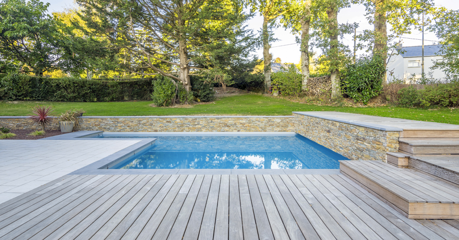 Piscine dans jardin